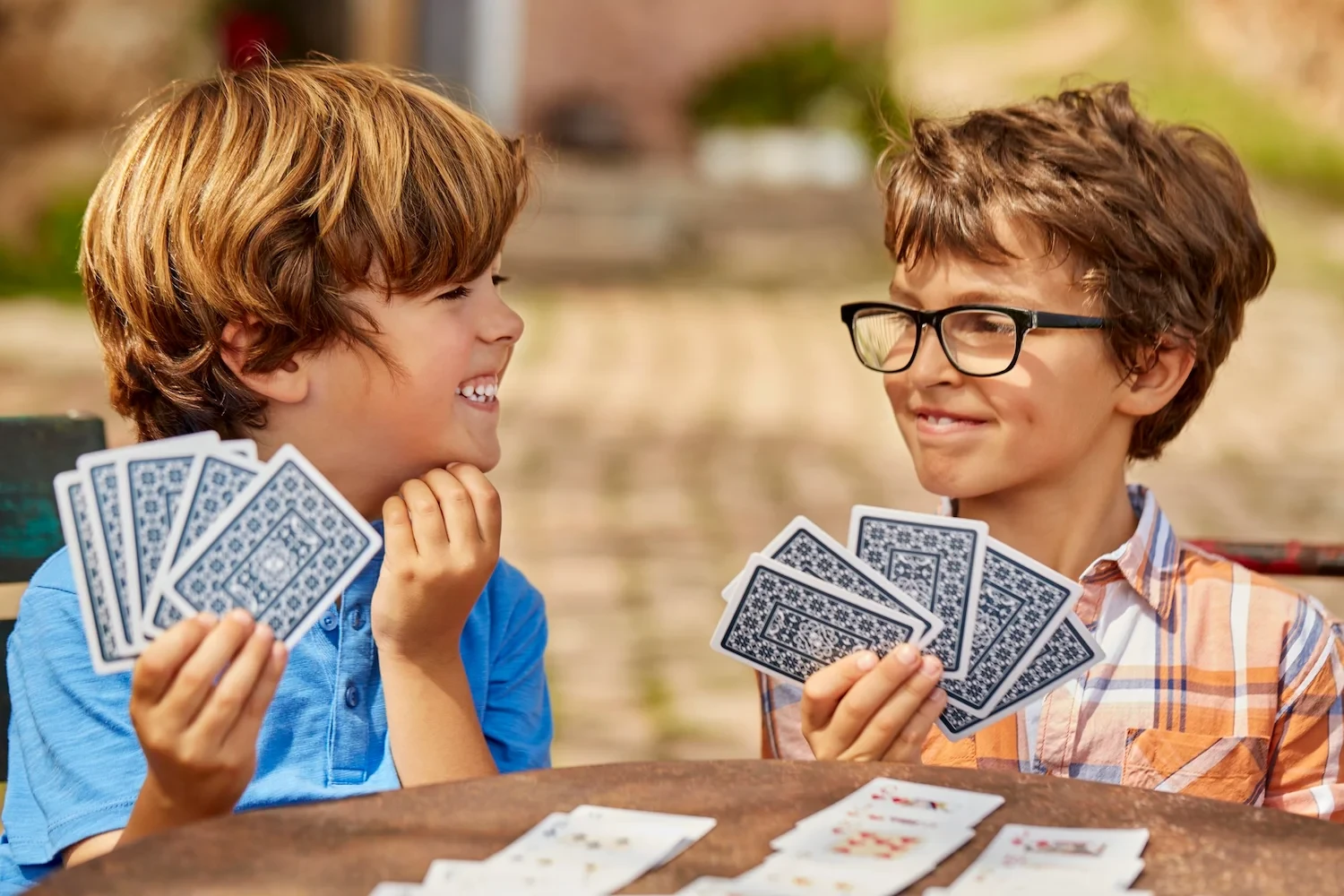 Duas crianças jogando jogos de cartas